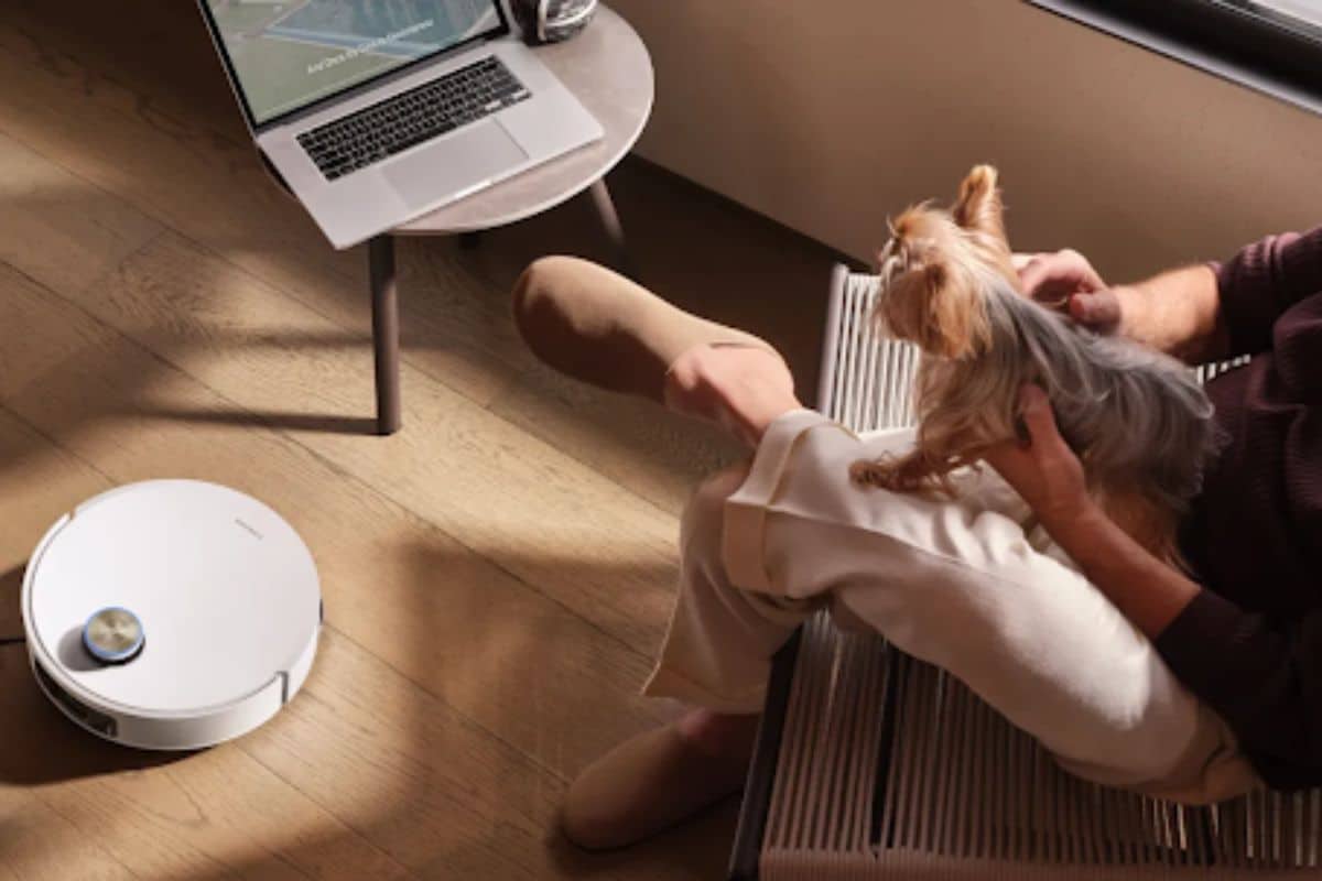 Aspirateur robot dans un salon