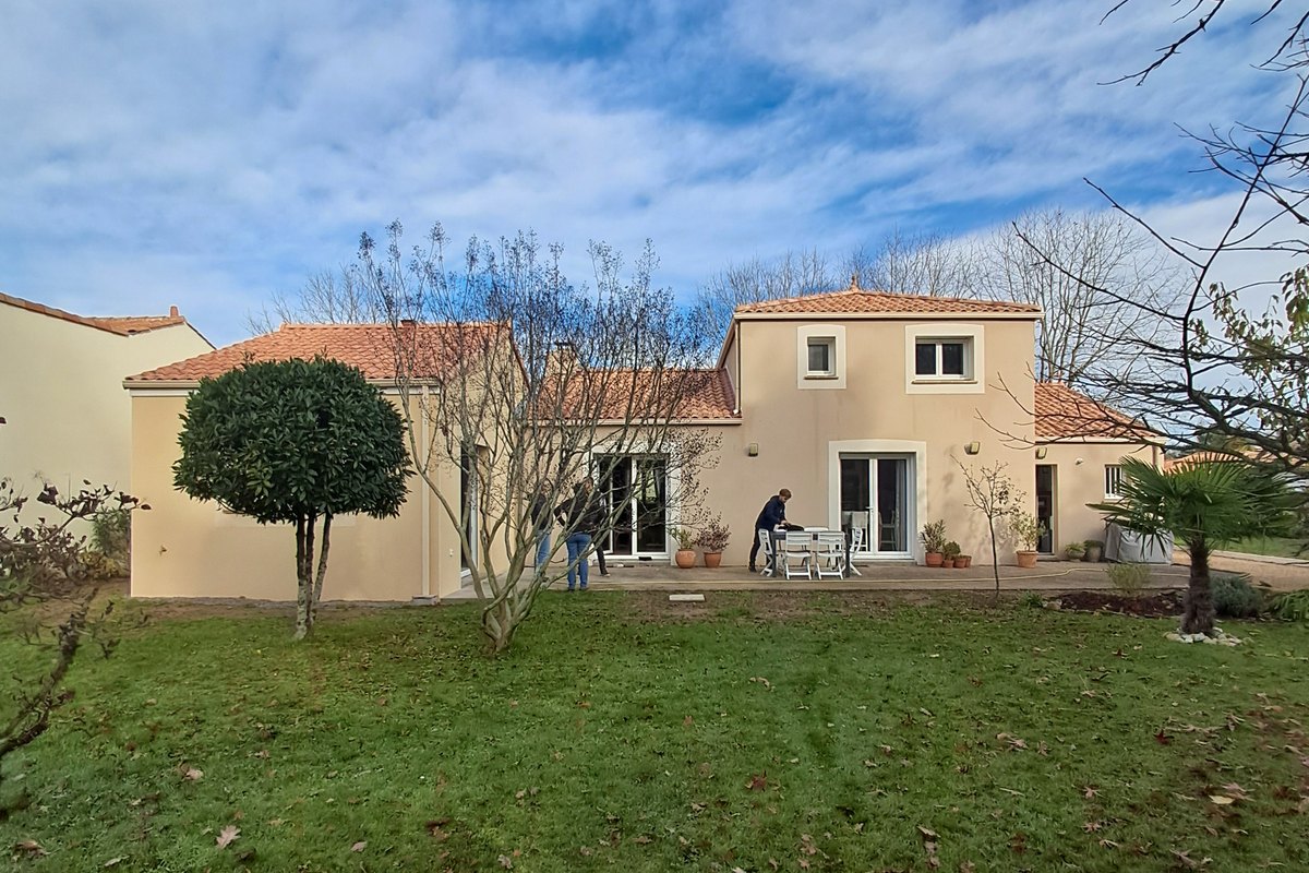Maison moderne avec jardin et terrasse